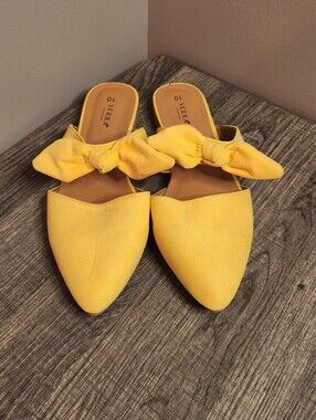 Serra Yellow Bow Pointed-Toe Mules Size 10